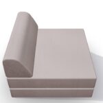 Eine moderne, mit hellbeigem Stoff bezogene Chaiselongue mit rechteckiger Sitzfläche und einseitig abgewinkelter Rückenlehne vor einem schlichten weißen Hintergrund.