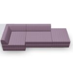 Ein modulares Sektionssofa mit hellviolettem Bezug, von oben gesehen, in L-Form angeordnet mit einer großen Liege oder Ottomane auf der rechten Seite.