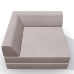 Ein großes, hellbeiges Sektionssofa mit niedriger Rückenlehne und Armlehne an der linken und hinteren Seite, positioniert vor einem weißen Hintergrund. Das Sofa hat ein modernes, minimalistisches Design.