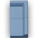 Draufsicht auf ein modernes, L-förmiges blaues Sofa mit strukturiertem Stoffmuster. Das Sektionalsofa hat eine Rückenlehne und eine Armlehne, die an der linken und oberen Seite einen rechten Winkel bilden.