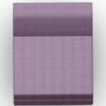 Ein ordentlich gemachtes Bett mit einer lila und violett gestreiften Tagesdecke, von oben betrachtet, vor einem schlichten weißen Hintergrund.
