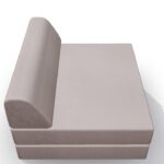 Ein minimalistisches, modernes hellgraues Sofa mit einer hohen, rechteckigen Rückenlehne und einer niedrigen, breiten Sitzfläche. Das Design ist einfach und kastenförmig, mit klaren Linien und ohne sichtbare Beine oder Armlehnen.