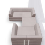 Ein hellgraues, modernes, modulares Sektionssofa, das in einer U-Form auf einem weißen Hintergrund angeordnet ist. Das Sofa zeichnet sich durch klare Linien und kastenförmige Kissen aus, die einen modernen Look erzeugen.